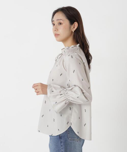 NATURAL BEAUTY BASIC(ナチュラルビューティーベーシック)の「リボンタイフラワープリントブラウス(シャツ/ブラウス・レディース・ベージュ系その他/ホワイト系その他/ブルー系その他2・FREE)」の22枚目の写真