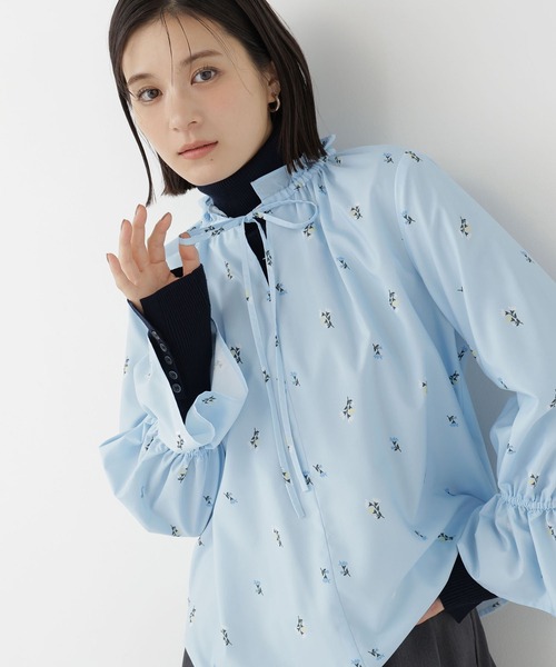 NATURAL BEAUTY BASIC(ナチュラルビューティーベーシック)の「リボンタイフラワープリントブラウス(シャツ/ブラウス・レディース・ベージュ系その他/ホワイト系その他/ブルー系その他2・FREE)」の3枚目の写真