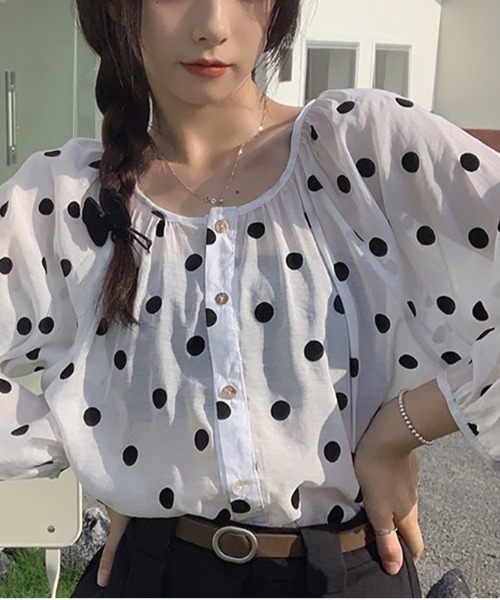 &soiree(アンドソワレ)の「ドット柄シースルーボリュームスリーブトップス(その他トップス・レディース・ホワイト/アイボリー・SMALL/MEDIUM/LARGE/X-LARGE)」の2枚目の写真