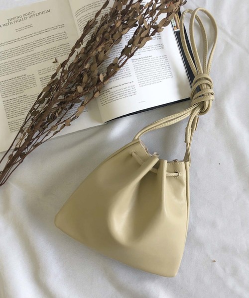 select MOCA（セレクトモカ）の「フェイクレザー巾着バッグ（ショルダーバッグ・レディース・ブラック/ベージュ/キャメル・FREE）」の3枚目の写真