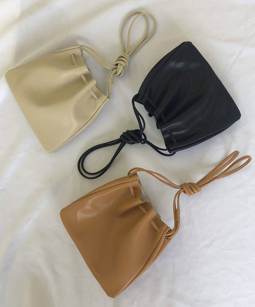 select MOCA（セレクトモカ）の「フェイクレザー巾着バッグ（ショルダーバッグ・レディース・ブラック/ベージュ/キャメル・FREE）」の10枚目の写真