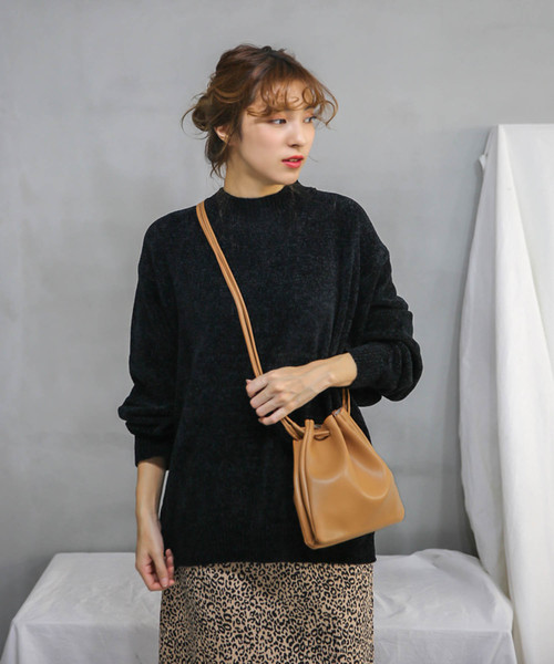 select MOCA（セレクトモカ）の「フェイクレザー巾着バッグ（ショルダーバッグ・レディース・ブラック/ベージュ/キャメル・FREE）」の4枚目の写真