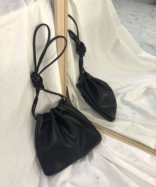 select MOCA（セレクトモカ）の「フェイクレザー巾着バッグ（ショルダーバッグ・レディース・ブラック/ベージュ/キャメル・FREE）」の18枚目の写真