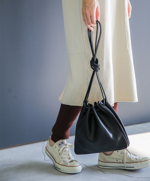 select MOCA（セレクトモカ）の「フェイクレザー巾着バッグ（ショルダーバッグ・レディース・ブラック/ベージュ/キャメル・FREE）」の13枚目の写真