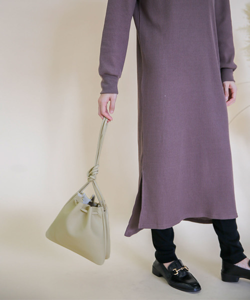 select MOCA（セレクトモカ）の「フェイクレザー巾着バッグ（ショルダーバッグ・レディース・ブラック/ベージュ/キャメル・FREE）」の11枚目の写真