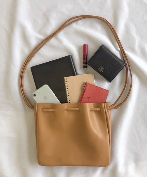 select MOCA（セレクトモカ）の「フェイクレザー巾着バッグ（ショルダーバッグ・レディース・ブラック/ベージュ/キャメル・FREE）」の9枚目の写真