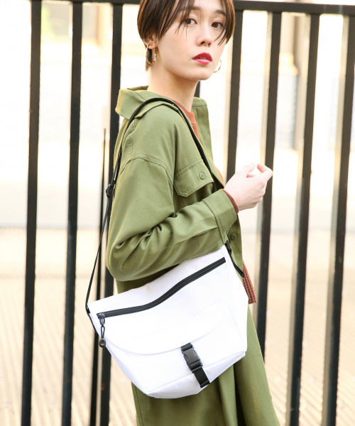 LOWRYS FARM（ローリーズファーム）の「メッセンジャーＢＡＧ　827805（メッセンジャーバッグ・レディース・ブラック/ベージュ/オフホワイト・FREE）」の2枚目の写真