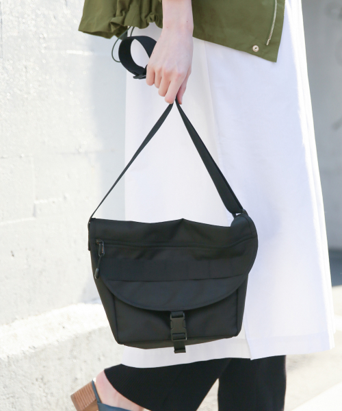 LOWRYS FARM（ローリーズファーム）の「メッセンジャーＢＡＧ　827805（メッセンジャーバッグ・レディース・ブラック/ベージュ/オフホワイト・FREE）」の3枚目の写真