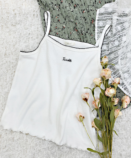 apres jour（アプレジュール）の「テレコロゴ刺繍キャミソール【ZOZOTOWN限定アイテム】（タンクトップ・レディース・ブルー/ラベンダー/その他/ブラック/オフホワイト/ベージュ/ブルー系その他・フリー）」の2枚目の写真