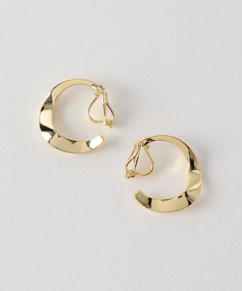 BEAUTY&YOUTH UNITED ARROWS（ビューティーアンドユースユナイテッドアローズ）の「BY ヒネリカーブイヤリング（イヤリング・レディース・シルバー/ゴールド・FREE）」の2枚目の写真