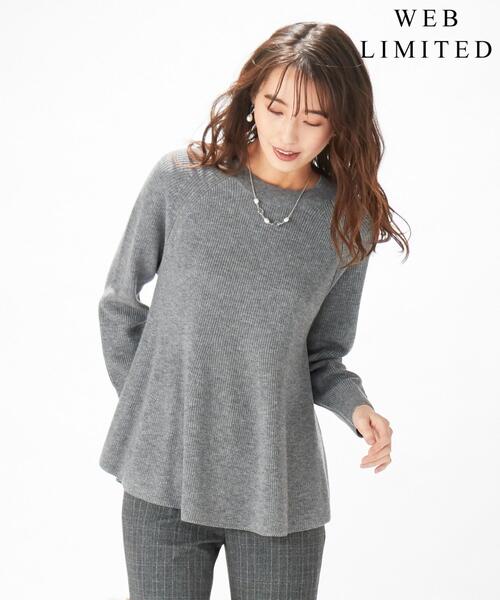 J.PRESS(ジェイプレス)の「【WEB限定】洗えるSEMI WORSTED ポンチョ風 ニット(ニット/セーター・レディース・ベージュ系/ライトグレー系/アイボリー系/グリーン系・T13/T15)」の2枚目の写真