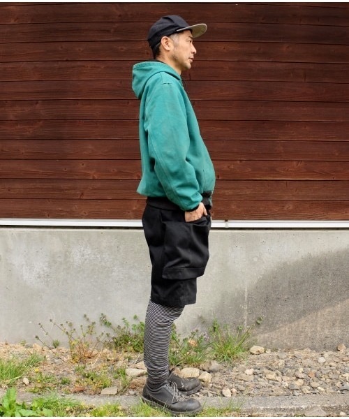 TROVE（トローヴ）の「TROVE x 岡部文彦 / BIG POCKET SHORTS ( BASIC SILHOUETTE DENIM )（デニムパンツ・メンズ・インディゴブルー/ブラック・1/3/4/2）」の6枚目の写真