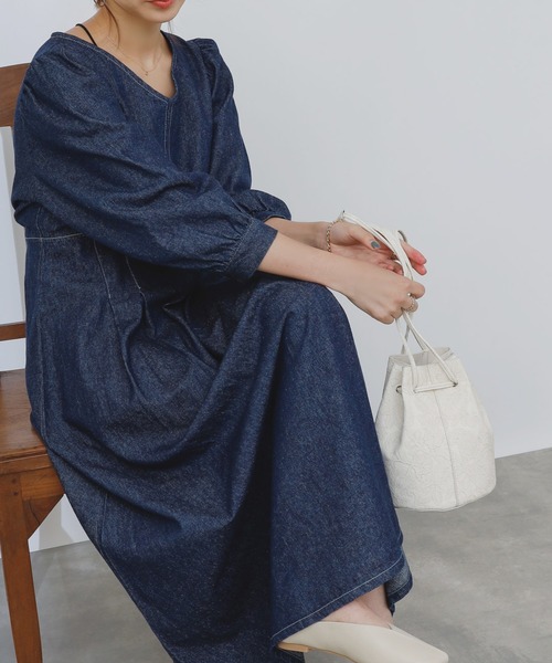 COLONY 2139(コロニートゥーワンスリーナイン)の「デニムタックフレアワンピース(ワンピース・レディース・ブラック/ネイビー・SMALL/MEDIUM)」の3枚目の写真