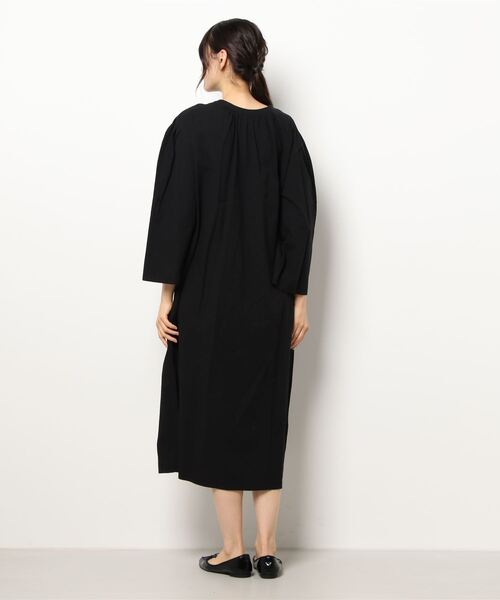 feepur（フェピュール）の「ロングカフタンワンピース（ワンピース・レディース・アイボリー/ピンク/ブラック/ホワイト×ネイビー・MEDIUM）」の5枚目の写真