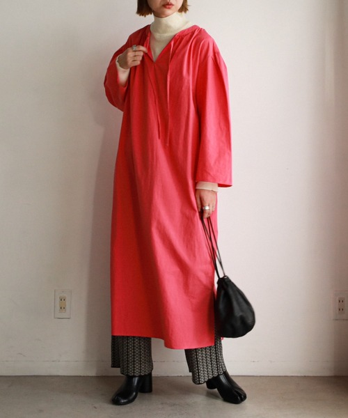 feepur（フェピュール）の「ロングカフタンワンピース（ワンピース・レディース・アイボリー/ピンク/ブラック/ホワイト×ネイビー・MEDIUM）」の10枚目の写真