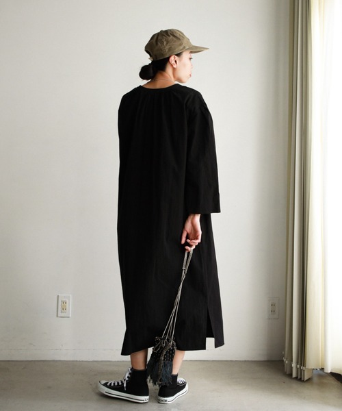 feepur（フェピュール）の「ロングカフタンワンピース（ワンピース・レディース・アイボリー/ピンク/ブラック/ホワイト×ネイビー・MEDIUM）」の14枚目の写真