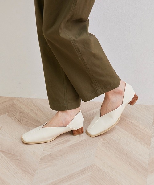 ROPE' PICNIC(ロペピクニック)の「スクエアトゥセンターシーム甲深バブーシュ(その他シューズ・レディース・ブラック/ベージュ/シルバー/キナリ・23.0cm/23.5cm/25.0cm/24.5cm/24.0cm)」の5枚目の写真