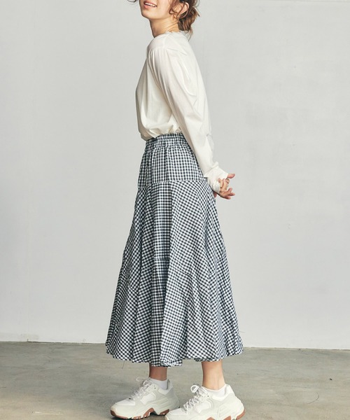 toucher du brise(トゥシェドブリーズ)の「【コーデのポイントに!】ギンガムチェックロング丈スカート(スカート・レディース・ブラック/ブルー・M)」の2枚目の写真