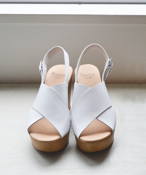 Khaju(カージュ)の「BIANCA:クロスサンダル□(サンダル・レディース・ホワイト/ブラック・35/37/38/36)」の1枚目の写真