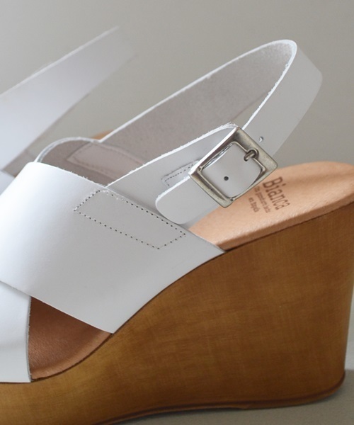 Khaju(カージュ)の「BIANCA:クロスサンダル□(サンダル・レディース・ホワイト/ブラック・35/37/38/36)」の4枚目の写真