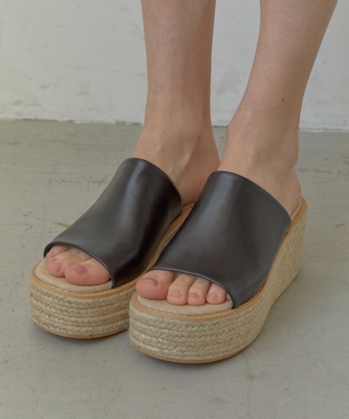 ACYM(アシーム)の「Jute sole wedge サンダル(サンダル・レディース・ブラック/クリア/キャメル・SMALL/MEDIUM/LARGE)」の2枚目の写真