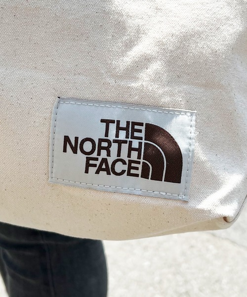 THE NORTH FACE(ザノースフェイス)の「【THE NORTH FACE】ノースフェイス Weimarner Brown Large Logo ロゴトートバッグ ユニセックス NF0A3VWQ(トートバッグ・レディース・ナチュラル/サックスブルー・FREE)」の10枚目の写真