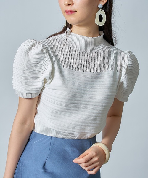 MAISON BREEZE(メゾンブリーズ)の「【MAISON BREEZE】モックネックリブ編みパフスリーブトップス SCCH141(Tシャツ/カットソー・レディース・ホワイト/ブラック/パープル/ピンク/イエロー/グリーン・FREE)」の1枚目の写真
