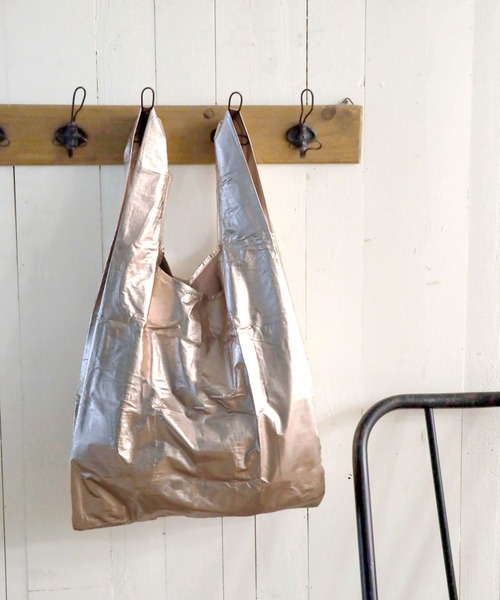 BAYFLOW(ベイフロー)の「【BAGGU(バグゥ)】メタリック STANDARD 22(エコバッグ/サブバッグ・レディース・シルバーグレー/ベビーピンク/ブラック/イエロー・0)」の4枚目の写真