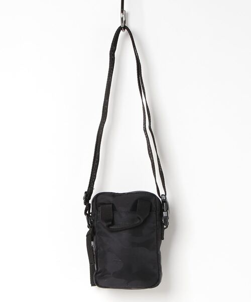 Maison Kitsune(メゾンキツネ)の「MKxEASTPAK ONE CROSSBODY BAG(ショルダーバッグ・メンズ・ブラック・U)」の2枚目の写真