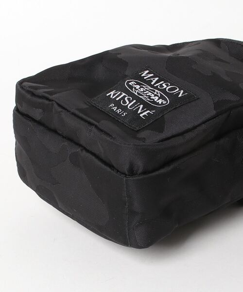 Maison Kitsune(メゾンキツネ)の「MKxEASTPAK ONE CROSSBODY BAG(ショルダーバッグ・メンズ・ブラック・U)」の8枚目の写真