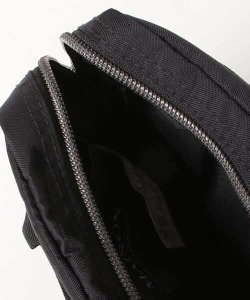 Maison Kitsune(メゾンキツネ)の「MKxEASTPAK ONE CROSSBODY BAG(ショルダーバッグ・メンズ・ブラック・U)」の7枚目の写真