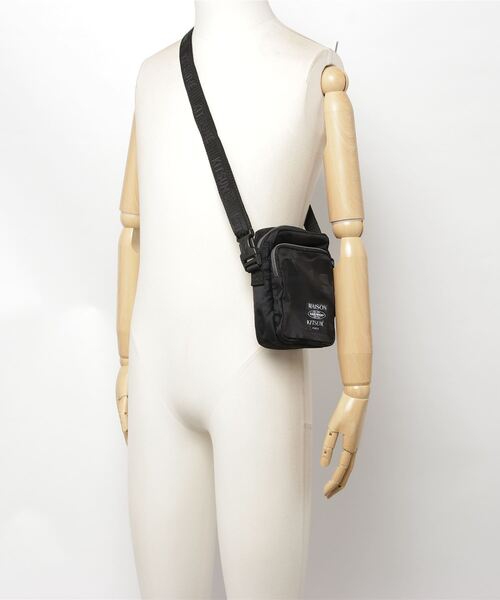 Maison Kitsune(メゾンキツネ)の「MKxEASTPAK ONE CROSSBODY BAG(ショルダーバッグ・メンズ・ブラック・U)」の3枚目の写真