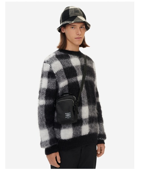 Maison Kitsune(メゾンキツネ)の「MKxEASTPAK ONE CROSSBODY BAG(ショルダーバッグ・メンズ・ブラック・U)」の5枚目の写真