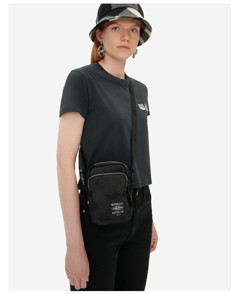 Maison Kitsune(メゾンキツネ)の「MKxEASTPAK ONE CROSSBODY BAG(ショルダーバッグ・メンズ・ブラック・U)」の4枚目の写真