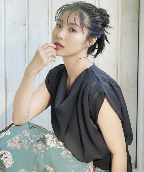 12Twelve Agenda（トゥエルブ　アジェンダ）の「ドレープネックインナー付プルオーバー（Tシャツ/カットソー・レディース・アイボリー/チャコールグレー/ベージュ/ネイビー/オフホワイト/ブルー・M）」の13枚目の写真