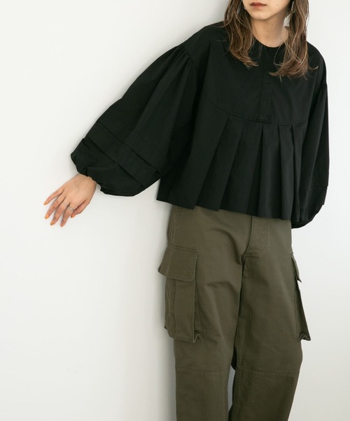 KBF（ケイビーエフ）の「ボリューミーブラウス（シャツ/ブラウス・レディース・オフホワイト/カーキ/ブラック・ONE）」の2枚目の写真