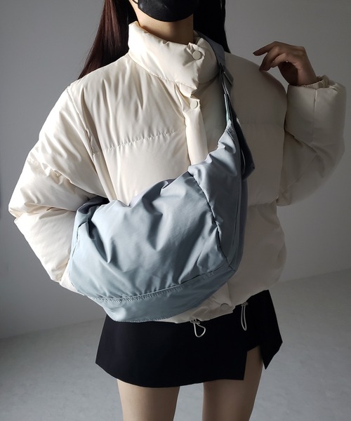 me+em select(ミームセレクト)の「※【 肩紐調節可能 】ハーフムーンナイロン中綿ショルダーバッグ(ショルダーバッグ・レディース・ブラック/アイボリー/ブルー/グリーン・FREE)」の4枚目の写真