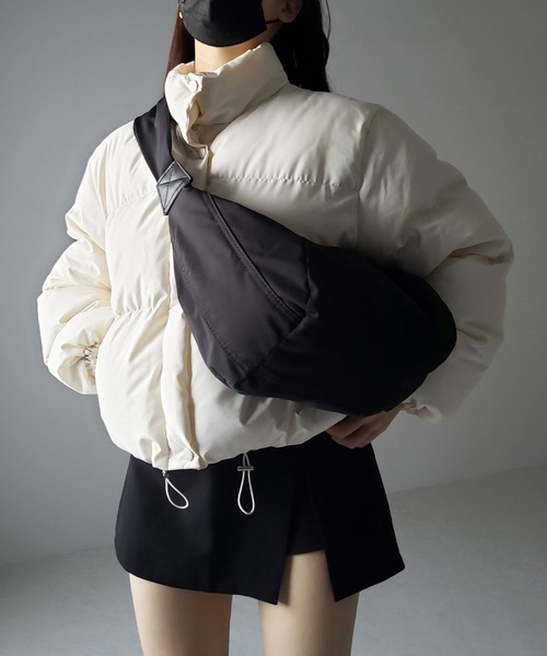 me+em select(ミームセレクト)の「※【 肩紐調節可能 】ハーフムーンナイロン中綿ショルダーバッグ(ショルダーバッグ・レディース・ブラック/アイボリー/ブルー/グリーン・FREE)」の1枚目の写真