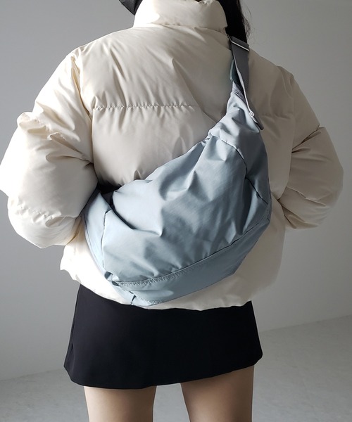 me+em select(ミームセレクト)の「※【 肩紐調節可能 】ハーフムーンナイロン中綿ショルダーバッグ(ショルダーバッグ・レディース・ブラック/アイボリー/ブルー/グリーン・FREE)」の5枚目の写真