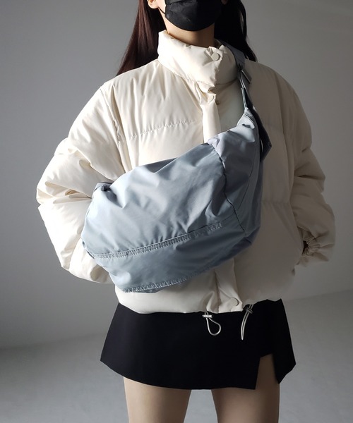 me+em select(ミームセレクト)の「※【 肩紐調節可能 】ハーフムーンナイロン中綿ショルダーバッグ(ショルダーバッグ・レディース・ブラック/アイボリー/ブルー/グリーン・FREE)」の6枚目の写真