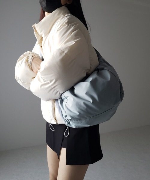 me+em select(ミームセレクト)の「※【 肩紐調節可能 】ハーフムーンナイロン中綿ショルダーバッグ(ショルダーバッグ・レディース・ブラック/アイボリー/ブルー/グリーン・FREE)」の7枚目の写真