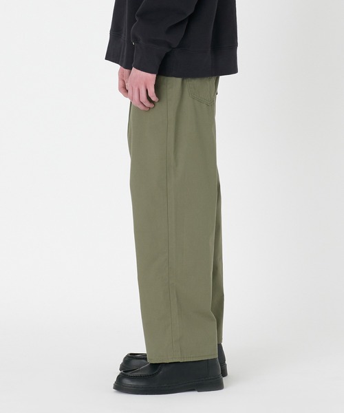 Levi's(リーバイス)の「Levi's/リーバイス 568(TM) STAY LOOSE PLEATED CROP グリーン SMOKEY OLIVE(チノパンツ・メンズ・マルチ・28inch/29inch/30inch/31inch/32inch/33inch/34inch/36inch)」の3枚目の写真