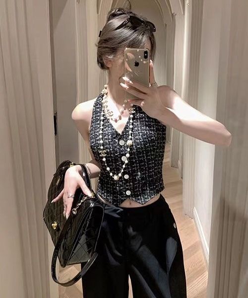 gossip!ロサンゼルス(ゴシップロサンゼルス)の「ツイード調ハルターネックビスチェ 前ボタン ノースリーブ クロップド丈 レディース V ネック キャミソール(キャミソール・レディース・ピンク/ブラック・S/M/L)」の14枚目の写真