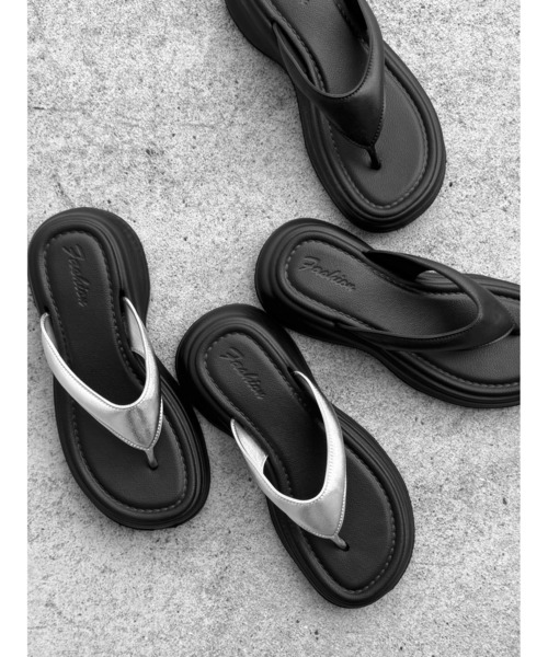 LVEU.（ラブユ.）の「【LVEU.】フラットトングサンダル(Ai select) / シューズ 靴 サンダル トング 厚底 スクエアトゥ カジュアル 合成皮革 合皮 ブラック シルバー（サンダル・レディース・ブラック/シルバー・L/M/S）」の2枚目の写真