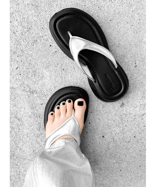 LVEU.（ラブユ.）の「【LVEU.】フラットトングサンダル(Ai select) / シューズ 靴 サンダル トング 厚底 スクエアトゥ カジュアル 合成皮革 合皮 ブラック シルバー（サンダル・レディース・ブラック/シルバー・L/M/S）」の8枚目の写真