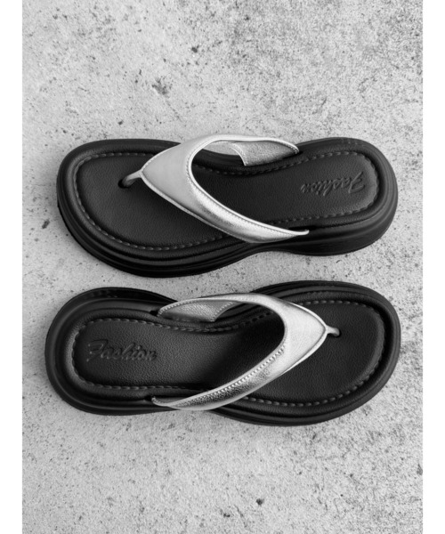 LVEU.（ラブユ.）の「【LVEU.】フラットトングサンダル(Ai select) / シューズ 靴 サンダル トング 厚底 スクエアトゥ カジュアル 合成皮革 合皮 ブラック シルバー（サンダル・レディース・ブラック/シルバー・L/M/S）」の3枚目の写真