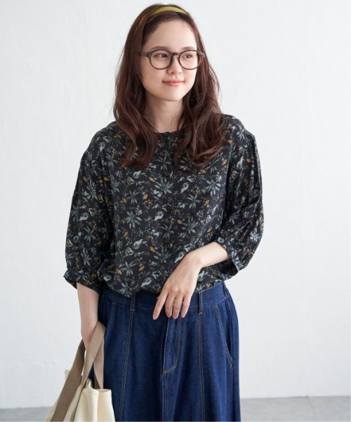 LBC(エルビーシー)の「2WAYボタニカルプリントブラウス(シャツ/ブラウス・レディース・ブルー/ベージュ/ブラック・L/M)」の2枚目の写真
