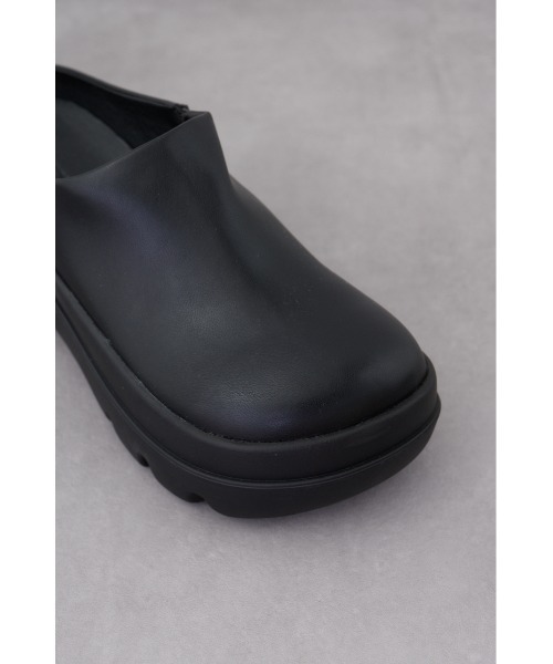 AZUL by moussy（アズールバイマウジー）の「プラットフォームフェイクレザーサボ（サンダル・レディース・ブラック・SMALL/MEDIUM/LARGE）」の4枚目の写真