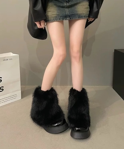 LADY LIKE(レディライク)の「フェイクファー付きエナメルブーツ(ブーツ・レディース・オフホワイト/ブラック・24.5cm/24.0cm/23.5cm)」の11枚目の写真