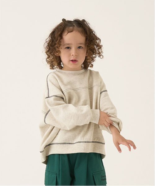 b・ROOM（ビールーム）の「【毛玉バイバイ裏起毛裏毛】ビッグシルエット配色ステッチスウェット（スウェット・キッズ・ブルーグレー/モスグリーン/レッド/ブラウン/シルバーグレー/オートミール・100cm/110cm/120cm/130cm/140cm/150cm）」の5枚目の写真